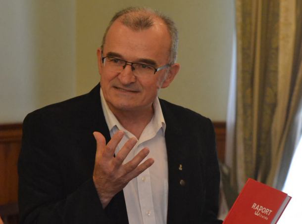 Dlaczego pozew przeciwko Piotrowi Szubarczykowi z IPN-u nie trafił jeszcze do sądu?
