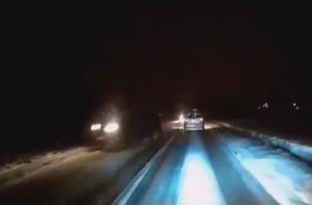 Ślisko na drogach w regionie. Zobacz film przesłany przez słuchacza Weekend FM (WIDEO)