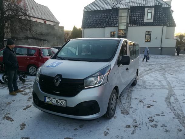 Warsztaty Terapii Zajęciowej z Sępólna Krajeńskiego mają nowy samochód. Pomogła radiowa aukcja stroików