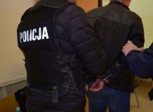 Chojniccy policjanci zatrzymali poszukiwanego listem gończym za znęcanie się nad rodziną
