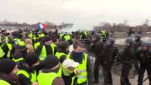 Starcia na ulicach Paryża w czasie protestu "żółtych kamizelek" Demonstracje trwają już od 8 tygodni