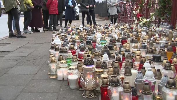 "Ta tragedia zraniła cały Koszalin". Trwa żałoba bo śmierci pięciu nastolatek w pożarze escape roomu