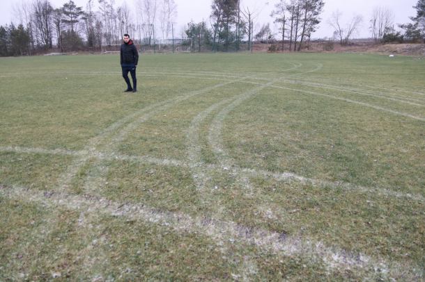 Ktoś zniszczył samochodem murawę na stadionie w Rytlu, dopiero co odnowionym po nawałnicy