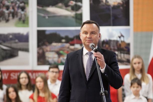 "Dziękuję za trud, że nie wyjechaliście za granicę, że chcecie tu być". Prezydent Andrzej Duda z wizytą w Człuchowie (FOTO)