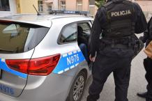 Policjanci z Chojnic zatrzymali dwóch poszukiwanych listami gończymi. Jeden ukrywał się za wersalką