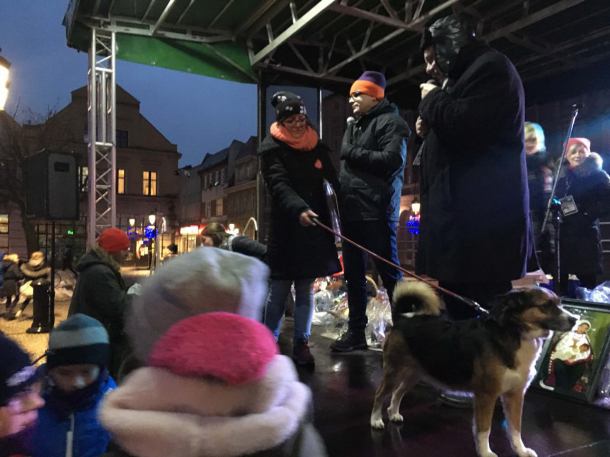 W Kościerzynie psiaki podziękowały Jurkowi Owsiakowi "za to, że światełko do nieba będzie dużo mniej głośne"