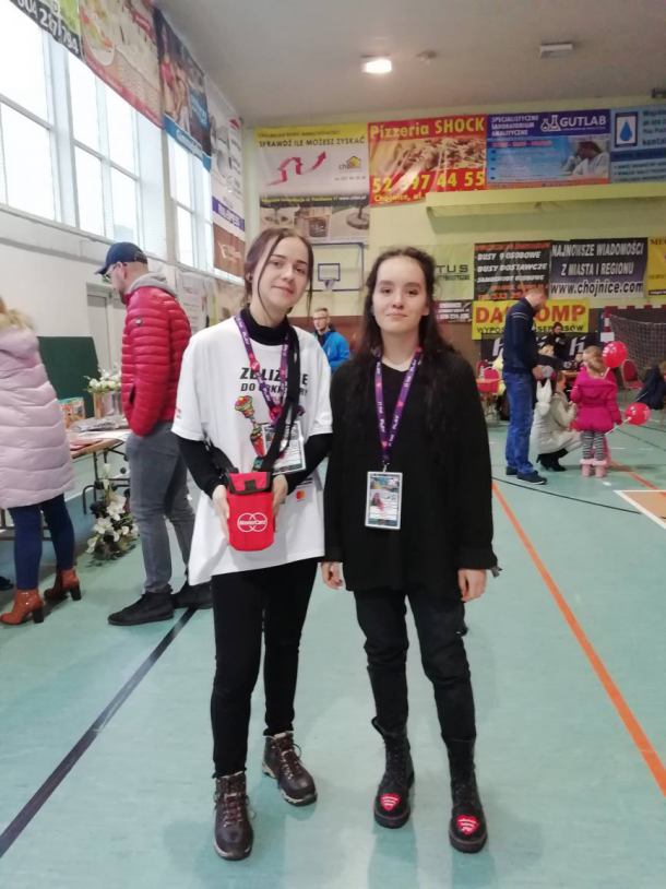 "Jak wolontariusz uśmiechnięty, to i ludzie częściej podchodzą". Byliśmy w sztabie WOŚP w Chojnicach