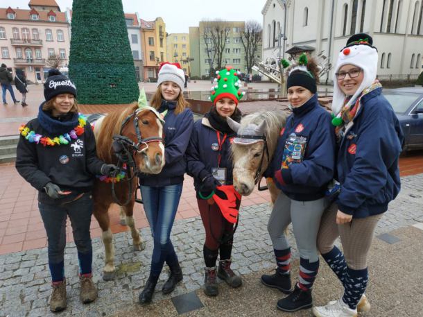 Koszulka od Angeliki Cichockiej i piłka od Kuby Błaszczykowskiego. Finał WOŚP w Bytowie