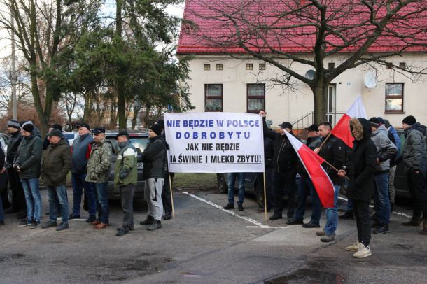 Pod Urzędem Miejskim w Tucholi zorganizowano protest rolników