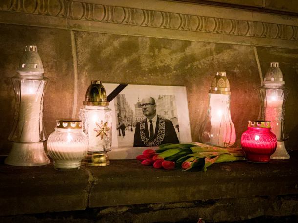 "Ciężko mówić, łzy lecą". Chojniczanie oddali hołd zmarłemu prezydentowi Gdańska