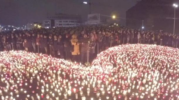 Wielkie serce ze zniczy w hołdzie Pawłowi Adamowiczowi