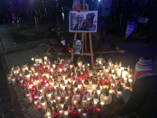 Kilkaset osób uczciło w Kościerzynie pamięć zmarłego prezydenta Gdańska