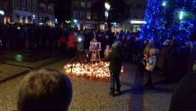 Waldek Baszanowski zaprosił mieszkańców Kościerzyny na Rynek.
Przyszło kilkuset ludzi, którzy oddali hołd Pawłowi Adamowiczowi