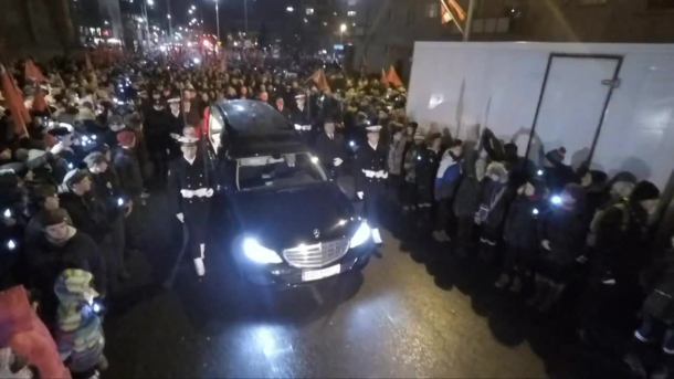 Tłumy i bicie dzwonów towarzyszyły trumnie z ciałem Pawła Adamowicza na ulicach Gdańska