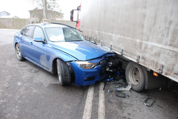 Zderzenie bmw i samochodu ciężarowego w powiecie bytowskim