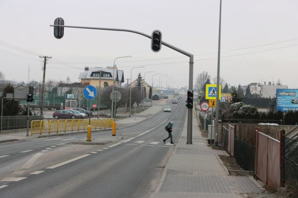 Drogowy absurd w Pawłowie k/Chojnic: słup na środku chodnika