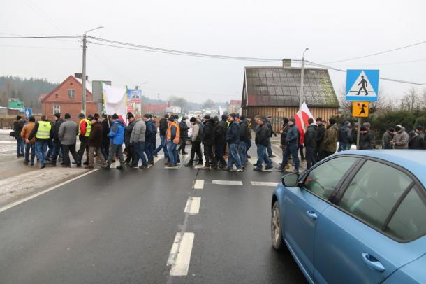 Protest rolników. Blokują drogę krajową w Rychnowach w gminie Człuchów