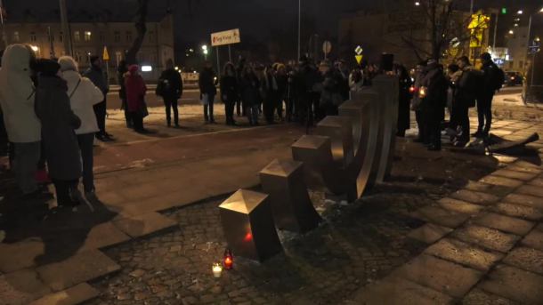 Hołd ofiarom holokaustu pod pomnikiem Pamięci Kieleckiego Getta