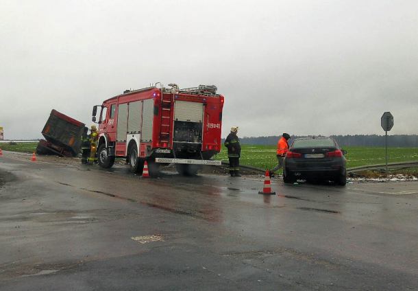Samochód osobowy zderzył się z ciężarówką na skrzyżowaniu dróg wojewódzkich w okolicy Konarzyn (FOTO)