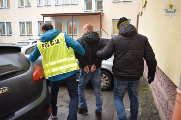 Areszt i dozór dla sprawców rozboju. Pobili i okradli Ukraińca