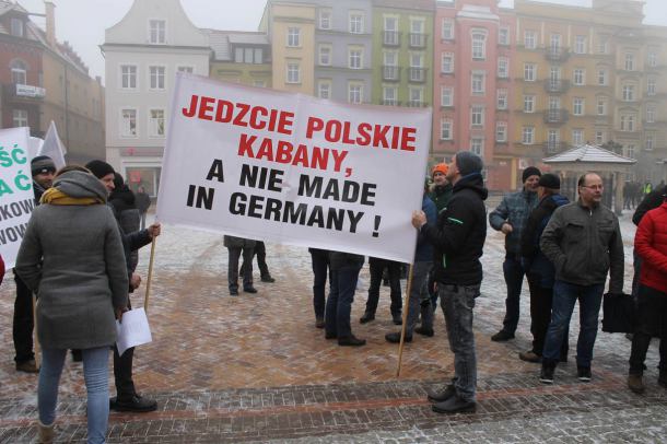 Rolnicy z powiatu chojnickiego domagają się spotkania z ministrem. Protest na rynku w Chojnicach (FOTO)