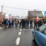 Rolnicy blokują przejście dla pieszych w Rychnowach. Fot. Wojciech Piepiorka