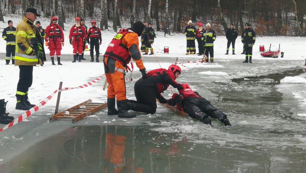Ratunek dla osoby, pod którą załamał się lód. Ćwiczenia strażaków (FOTOGALERIA)