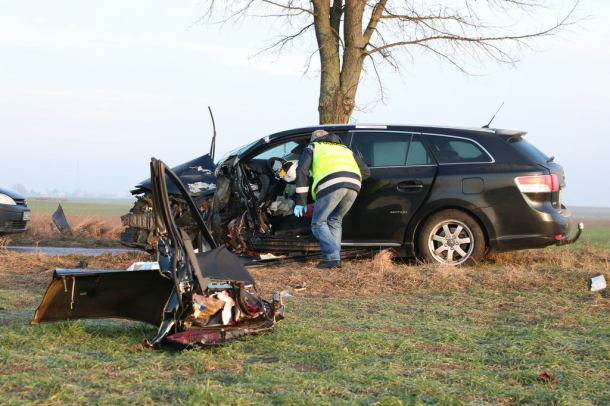 Gmina Człuchów: nie żyje 32-letni mężczyzna, którego samochód uderzył w drzewo (FOTO)