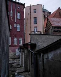 Chojnickie podw&oacute;rka, kamienice i klatki schodowe na fotografiach Joachima Dąbrowskiego