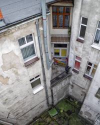 Chojnickie podw&oacute;rka, kamienice i klatki schodowe na fotografiach Joachima Dąbrowskiego