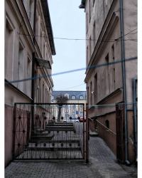 Chojnickie podw&oacute;rka, kamienice i klatki schodowe na fotografiach Joachima Dąbrowskiego