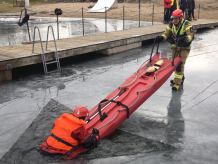 Jak uniknąć tragedii i udzielić pomocy osobie, pod którą załamał się lód? Ćwiczenia służb w Kościerzynie (FOTO)