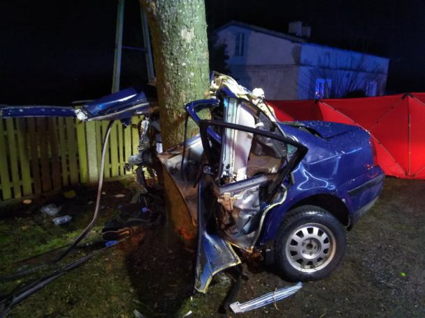 Śmiertelny wypadek na trasie Czersk - Łąg. Po uderzeniu w drzewo auto rozpadło się na dwie części