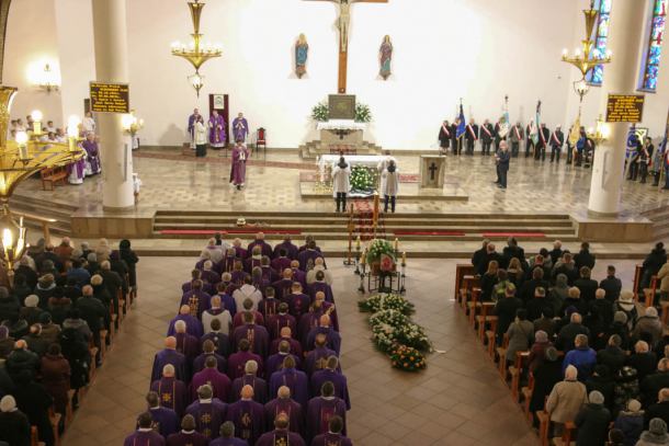 W Chojnicach odbył się pogrzeb ks. prałata Aleksandra Kłosa. Żegnały go tłumy (FOTO)