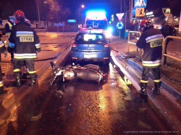 Zderzenie samochodu osobowego i motocykla w centrum Chojnic