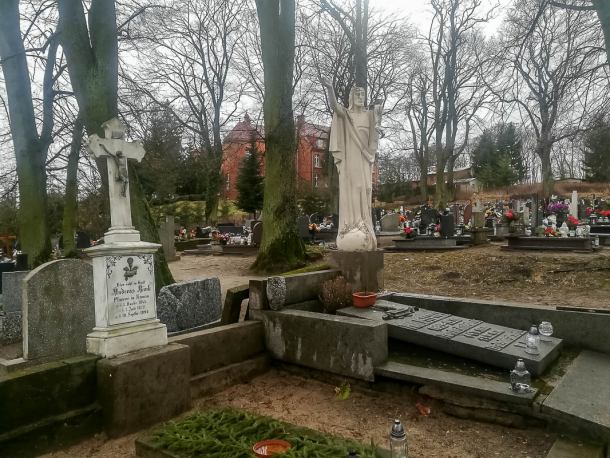 Wandale uszkodzili groby na cmentarzu parafialnym w Kamieniu Krajeńskim (FOTO)