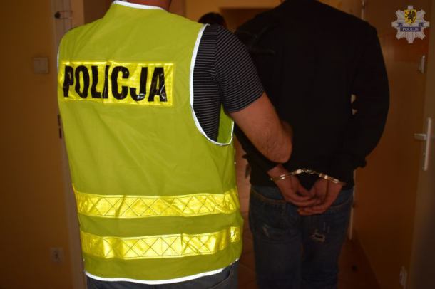 Uderzył w tył głowy i ukradł portfel z pieniędzmi. Podejrzany o rozbój w Czersku trafił do aresztu