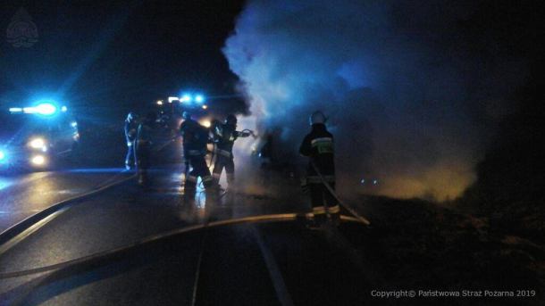 Pożar porzuconego samochodu przy drodze koło Rytla. Auto mogło być kradzione