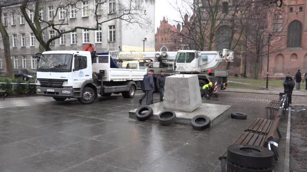 Władze Gdańska wydały obalony monument ks. Jankowskiego właścicielom