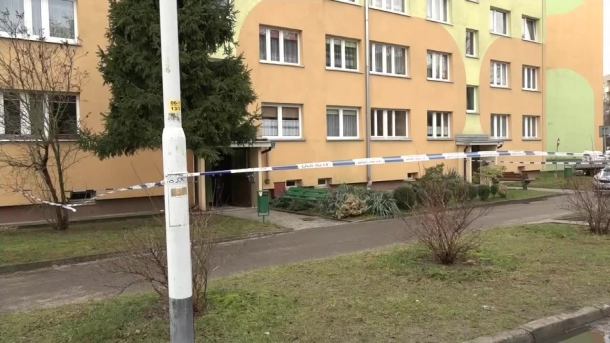 Mężczyzna z Bolesławca zabił konkubinę nożem, a ich dziecko wyrzucił z drugiego pietra. Zaatakował też policjantów