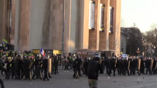 Gaz łzawiący i armatki wodne na ulicach Paryża. Zamieszki podczas kolejnych protestów "żółtych kamizelek"