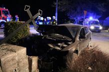 Samochód uderzył w pomnik przy kościele w Gwieździnie. Dwie osoby zostały poszkodowane (FOTO)
