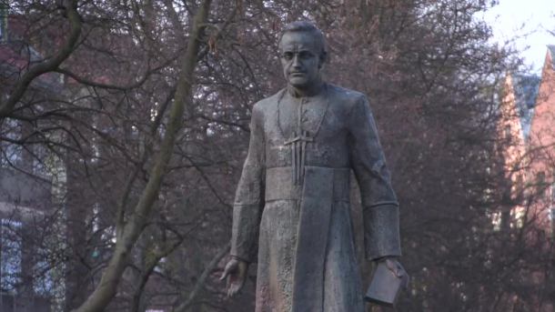 "Przepisy prawa muszą być respektowane". A. Dulkiewicz o pomniku ks. Jankowskiego, który w sobotę wrócił na cokół