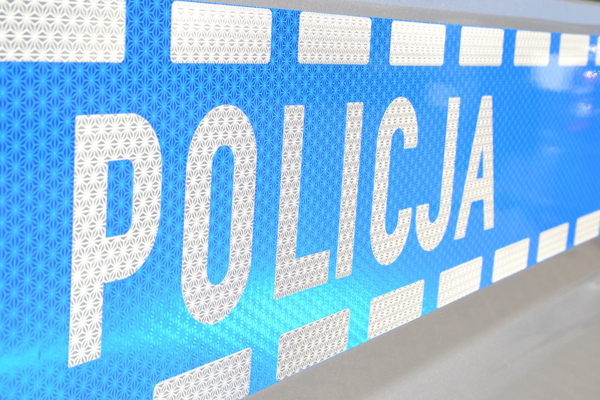 Napad na sklep w Debrznie. Zamaskowany mężczyzna przyłożył ekspedientce nóż do gardła i zażądał wydania pieniędzy.