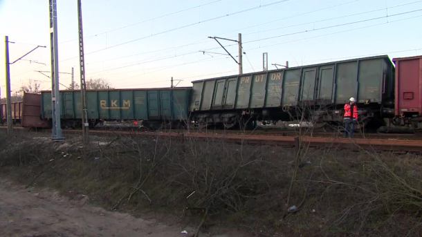 Pociąg towarowy wykoleił się pod Poznaniem. Trzy wagony zablokowały linię kolejową
