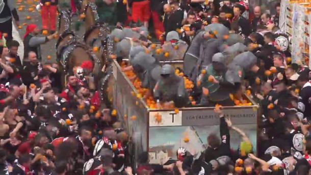 Wielka bitwa na pomarańcze we włoskim miasteczku Ivrea