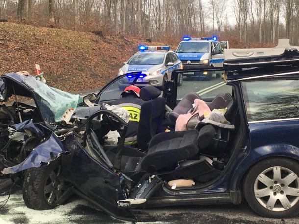 Dwumiesięczne dziecko nie żyje, pięć osób jest rannych. Tragiczny wypadek pod Kościerzyną