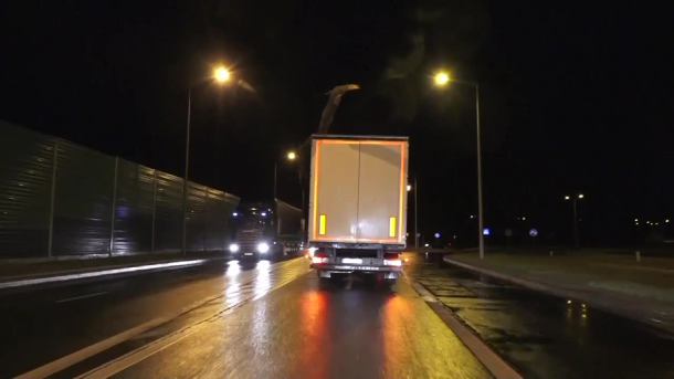Na drodze krajowej numer 22 kierowca ciężarówki jechał z potężnym konarem na dachu