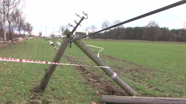 Wichury na północy kraju. "Jedno z powalonych drzew uszkodziło samochód ciężarowy" w Przechlewie