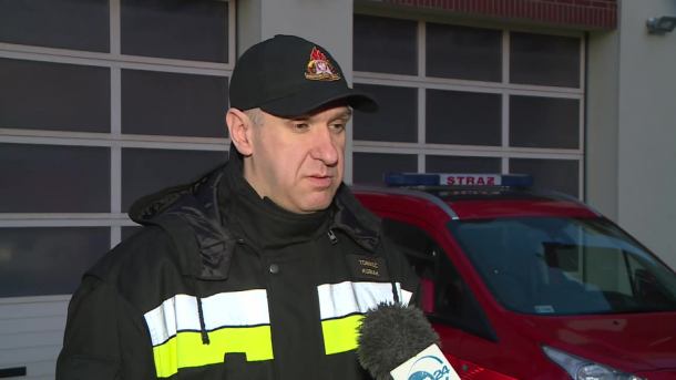 Drzewo spadło na samochód w Zachodniopomorskiem. Dwie osoby ranne